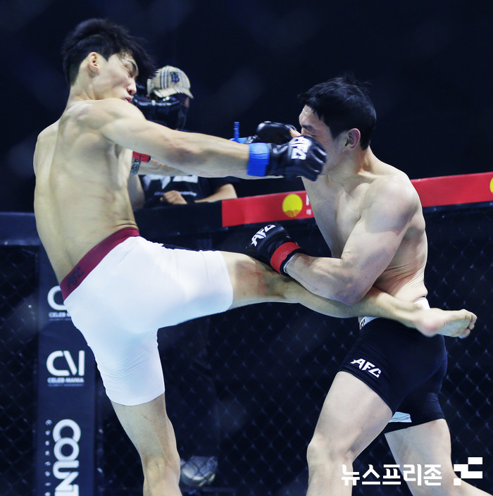 [NF포토] 오수환, 제대로 꽃힌 펀치(AFC 20)