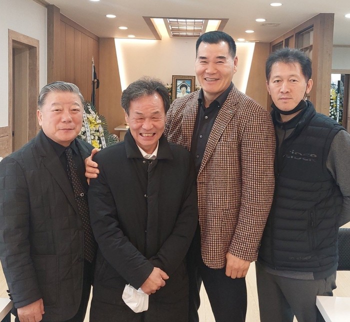 [조영섭의 스포츠 컬럼] 군산 중앙 장례식장에서 만난 사람들..