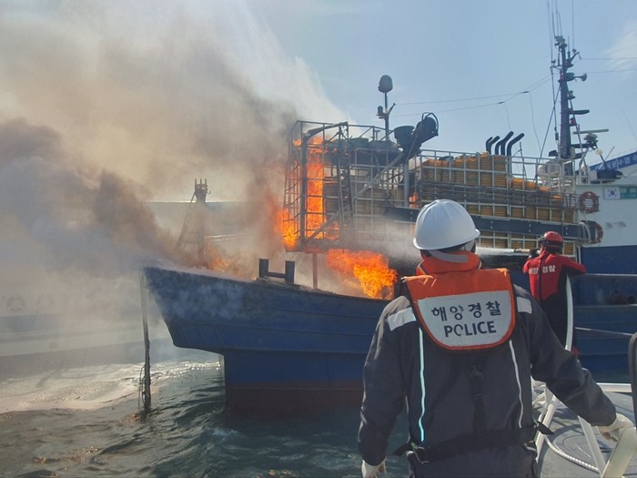 목포해경, 목포 북항부두 정박 어선 화재 긴급 진화