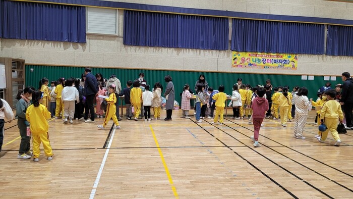 사천 문선초등학교, 바자회 수익금 100만원 성금 기탁