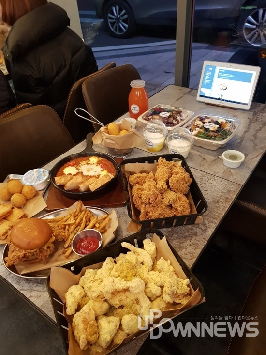 제너시스BBQ의 새로운 도전 미래형 매장...인건비 부담 점주들에게 단비 될까