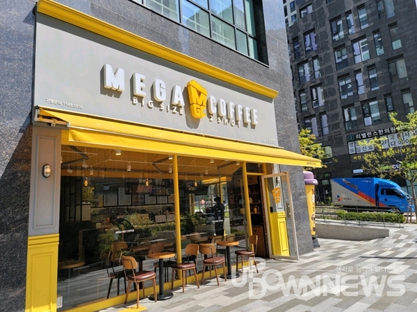 가성비 앞세운 메가커피의 무한확장...커피업계 빅3 구도 흔들까 
