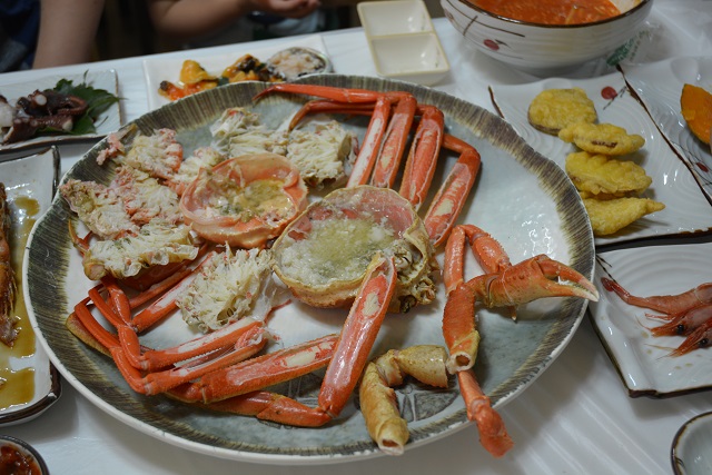 대게를 택하면 회가, 자연산 모듬회를 먹으면 홍게찜이 무료! 가성비 갑 속초 북한횟집