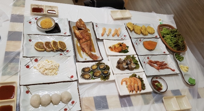대게를 택하면 회가, 자연산 모듬회를 먹으면 홍게찜이 무료,  속초 맛집 북한횟집