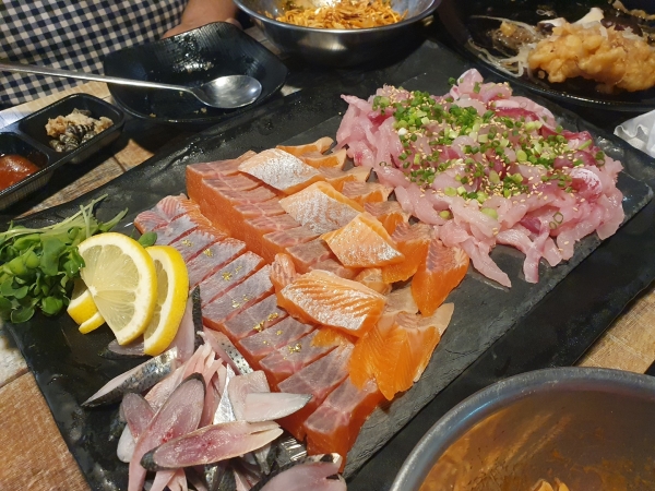 봄철 입맛은 이 메뉴로!…춘천송어횟집 순금송어, 확장이전하며 기념 세트메뉴 출시