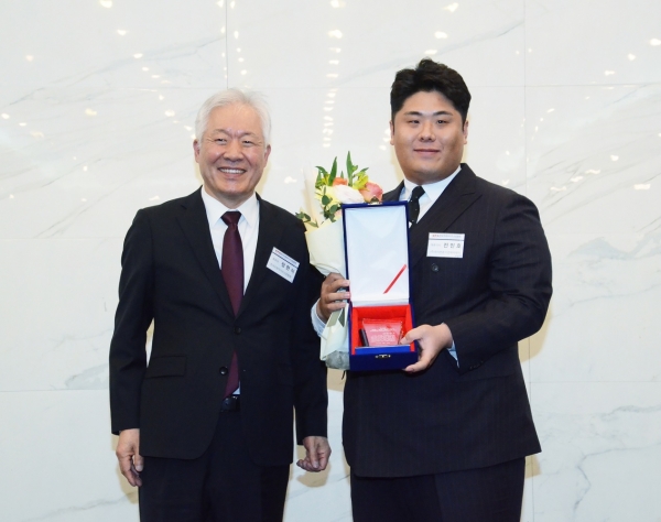 구운 치킨 대중화 이끈 꾸브라꼬 숯불두마리치킨…외식전문기업JK, 한국프랜차이즈산업협회장 표창 수상