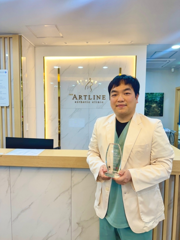 [2025 퍼스트 클리닉] 뉴아트라인의원 이승현 대표원장 외국인 환자 소통 위해 과외도 받아요 