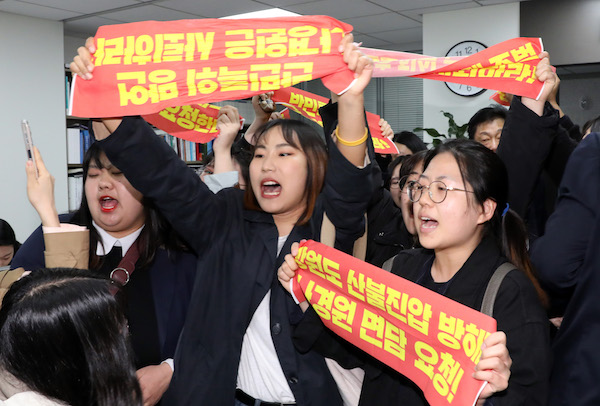 "나경원・황교안 사퇴하라!" 대학생 기습농성