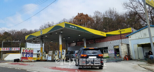 싼 기름값, 자가 상표 주유소에 차량 꼬리 물기