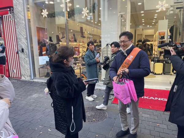 겨울철 에너지절약 캠페인 성료…명동 일대 시민·상점에 홍보 전개