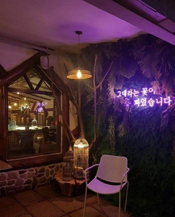 양평 명소, 카페 꽃,책으로 피다(꽃책·ᆞ책꽃) 오픈...윤현실 & 육현주 대표의 인문학 복합 문화공간