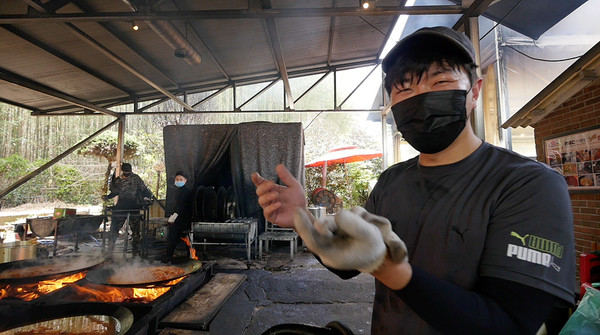 [EBS 극한직업] 불의 맛 무쇠 솥뚜껑과 장작 구이 솥뚜껑 닭볶음탕과 장작구이 통닭
