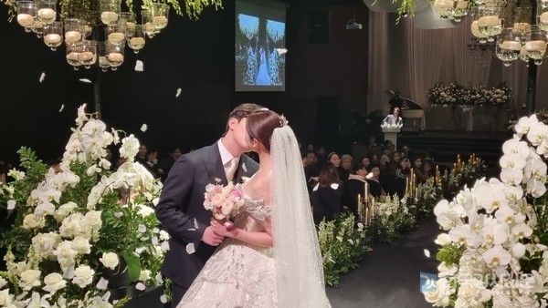 개그맨 조래훈, 미모의 승무원과 결혼식 올리며 품절남 합류