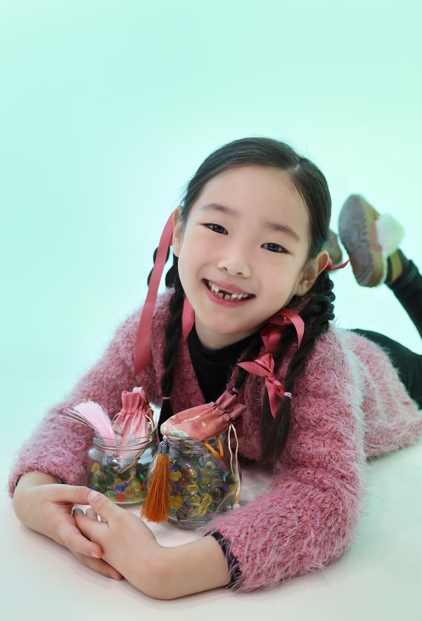 플로르 방송제작사와 함께한 이아정, 한서윤 2025년 신년 화보 공개