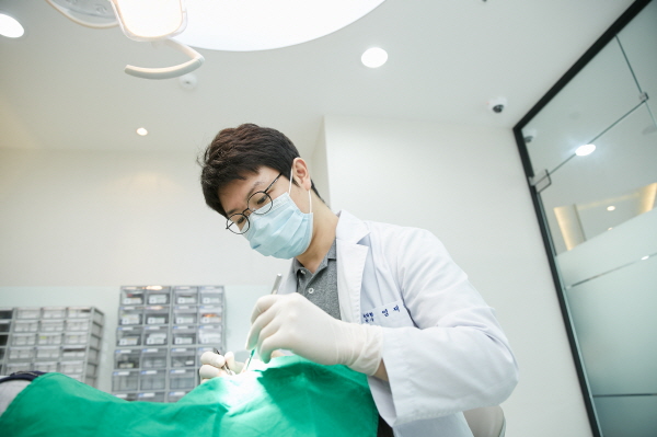 부작용이 발생하기 쉬운 임플란트, 한번에 제대로 하려면