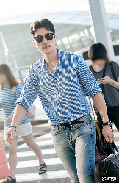 김강우의 공항 패션은? 스트라이프 셔츠에 워싱 진