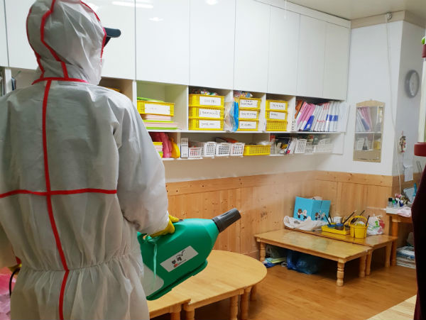 코로나19 예방… 광주 청소사회적기업, 아동센터 306곳 무상 방역