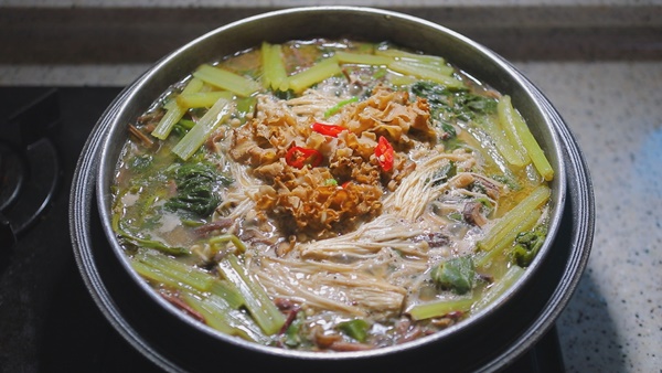 [EBS 한국기행] 하루 세 팀만 받는 산골밥집…약손 아내·금손 남편 김경숙·강나루 부부