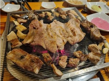 불향 머금은 두툼한 돼지갈비
