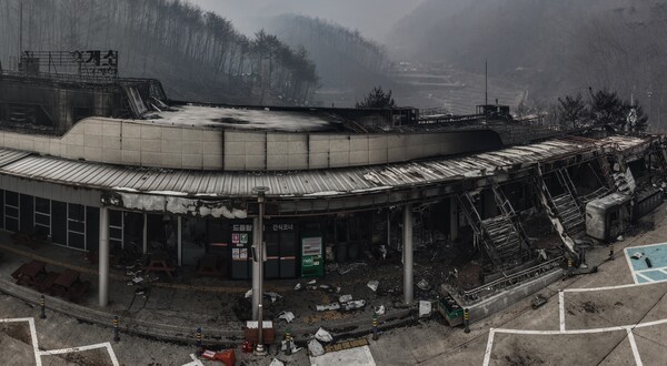 의성 산불에 청송휴게소 양방향 모두 전소…주유시설엔 불 안 붙어