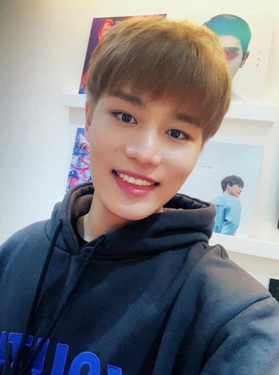 엔시티 NCT127 공식 트위터에는 태일의 사진 2장이 올라왔다