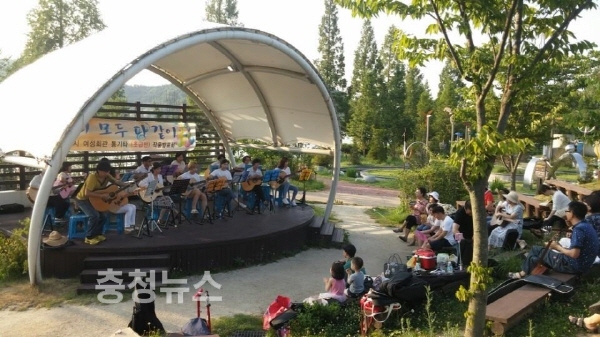 아산 신정호수변 산책로 음악동호단체 공연장 변신