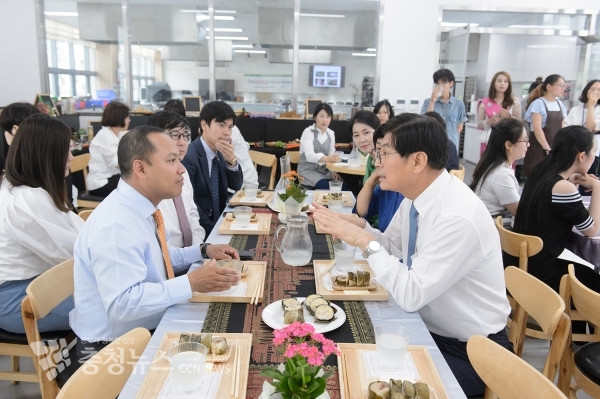 세종시, 캄보디아 전통 떡 만들어요