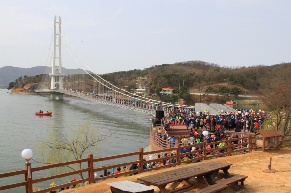 예산군, 예당호 출렁다리 