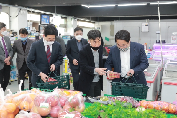 [포토] 오세현 아산시장, 코로나19 피해 마트 방문