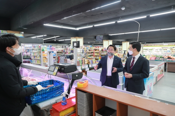 [포토] 오세현 아산시장, 코로나19 피해 마트 방문