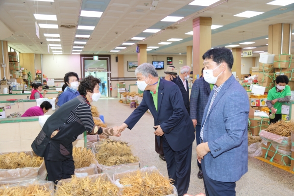 문정우 금산군수, 인삼약초시장 현장 돌아보기 실시