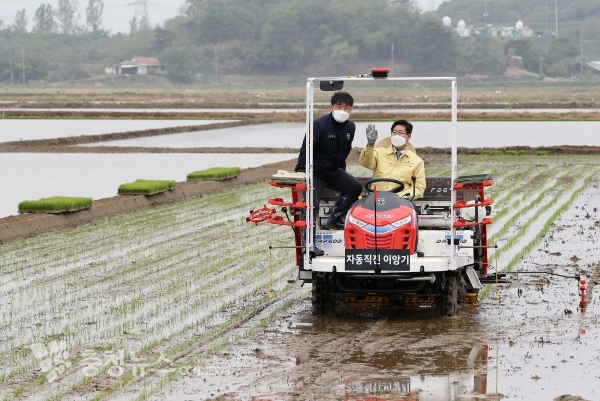 충남도 자율주행과 드론으로 벼 이앙·직파