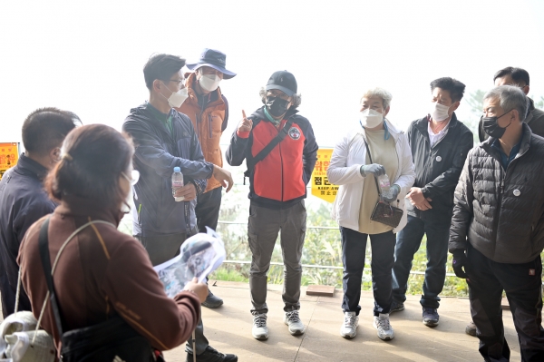 김정섭 공주시장, 시민들과 호태산 숲길 현장 답사