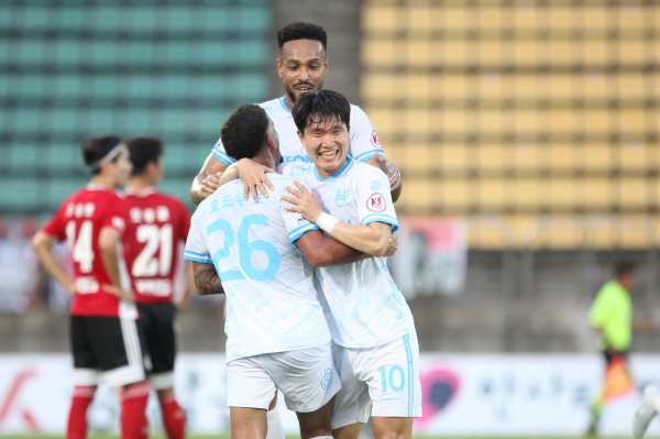 천안시축구단, 김해 원정서 2-0 단비 같은 승리