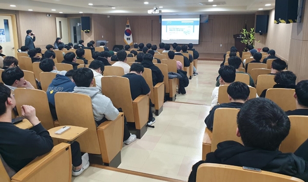 폴리텍 대전 반도체융합기계과 졸업생, ㈜한국프리시전웍스 취업성공특강