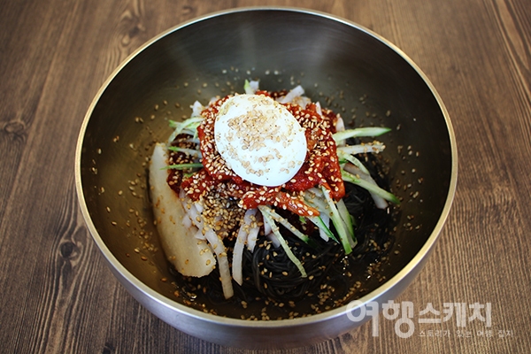 [냉면 열전④] 그 시절 아바이의 추억 담긴 명태회냉면, 속초 단천면옥