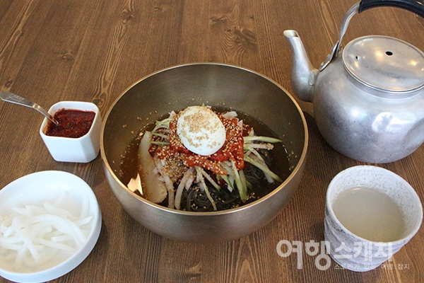 [냉면 열전④] 그 시절 아바이의 추억 담긴 명태회냉면, 속초 단천면옥