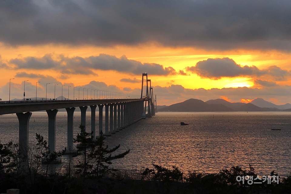 신안 천사대교 관광지로 인기... 주말이면 차량 꼬리 물기, 숙박·식당도 부족