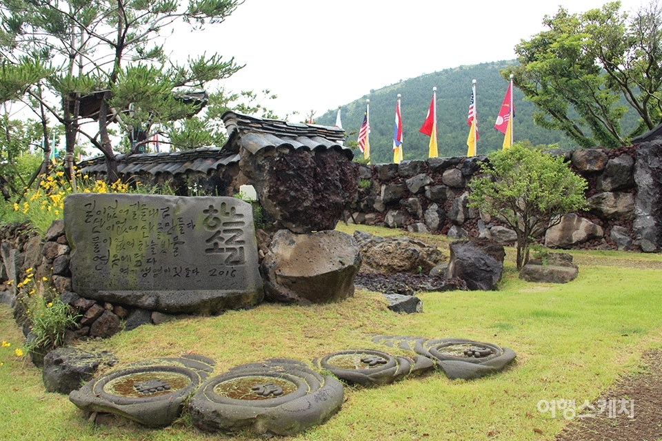 [이색 여행지] 제주도에 개국한 재활용 생명나라, 탐나라공화국