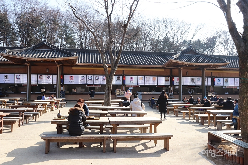 [이동미, 열린관광지를 가다 ①] 대부분 평지…비상벨ㆍ촉지 표지판 아쉬워, 용인 한국민속촌