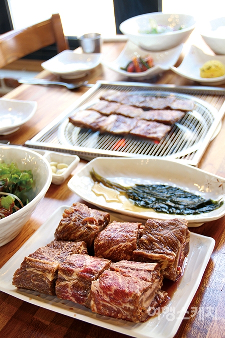 [소문난 먹거리촌 ①]달콤한 맛으로 유명세 떨친 양념 소갈비 포천 이동갈비촌