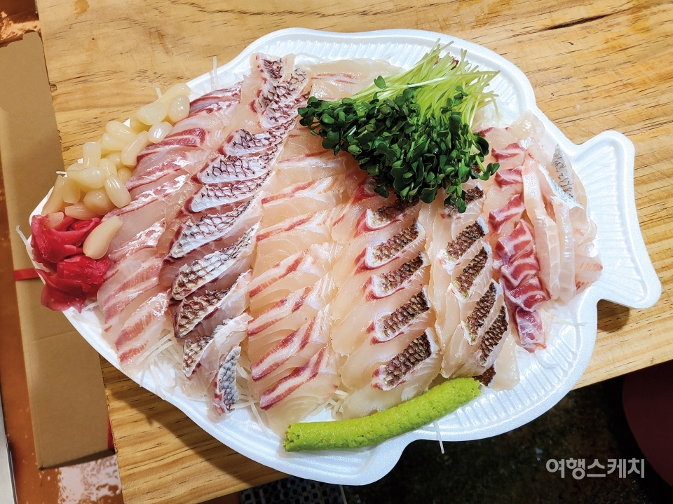 [수산물 따라가는 맛있는 전남여행 ⑤]바다에서 올라와 꽃으로 변하는 여수 갯장어(하모)