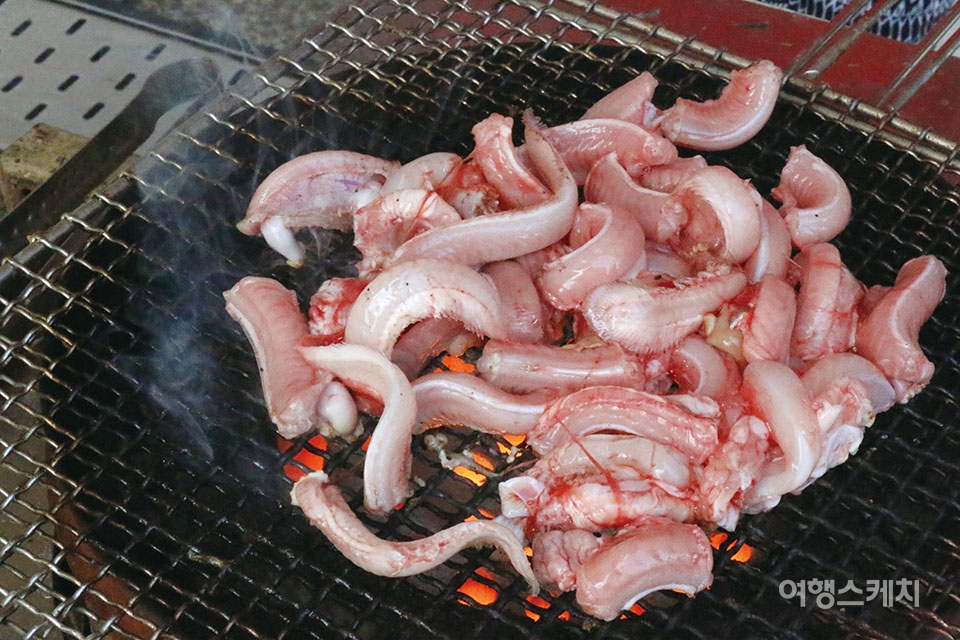 [소문난 먹거리촌 ⑨] 놓칠 수 없는 부산음식 3대 장 중 하나, 부산 자갈치시장 곰장어거리