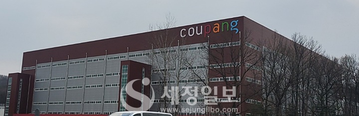 쿠팡, 물류센터 화재 중 김범석 의장 사임…거세지는 책임회피 논란