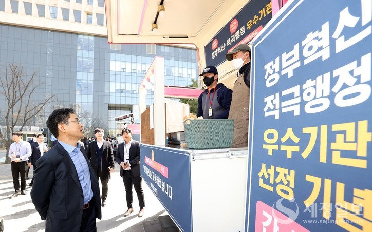 국세청장님이 쏩니다!…본청 1000여명 직원들에게 간식차 쐈다