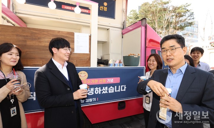 국세청장님이 쏩니다!…본청 1000여명 직원들에게 간식차 쐈다