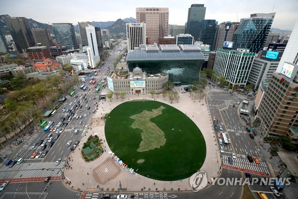 서울광장, 남북정상회담 기원 평화의 꽃밭…포토존도 설치