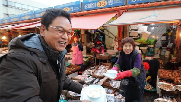 동네 한바퀴 김영철, 원스톱 마산어시장 탐험...생선가게주인과 웃음꽃