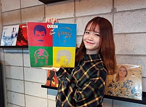 모트, 퀸 앨범 들고 근황 공개 환한 미소