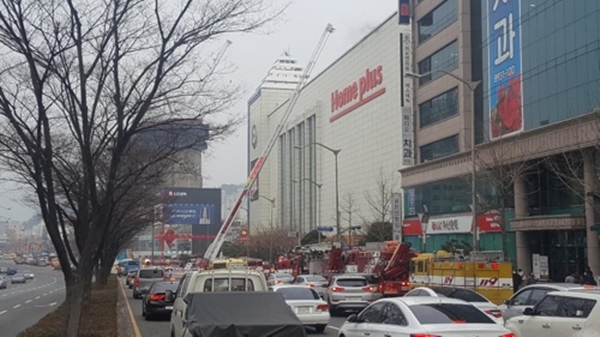 부산 가야홈플러스 화재, 500명 긴급대피...개금로터리 쪽 차량통제